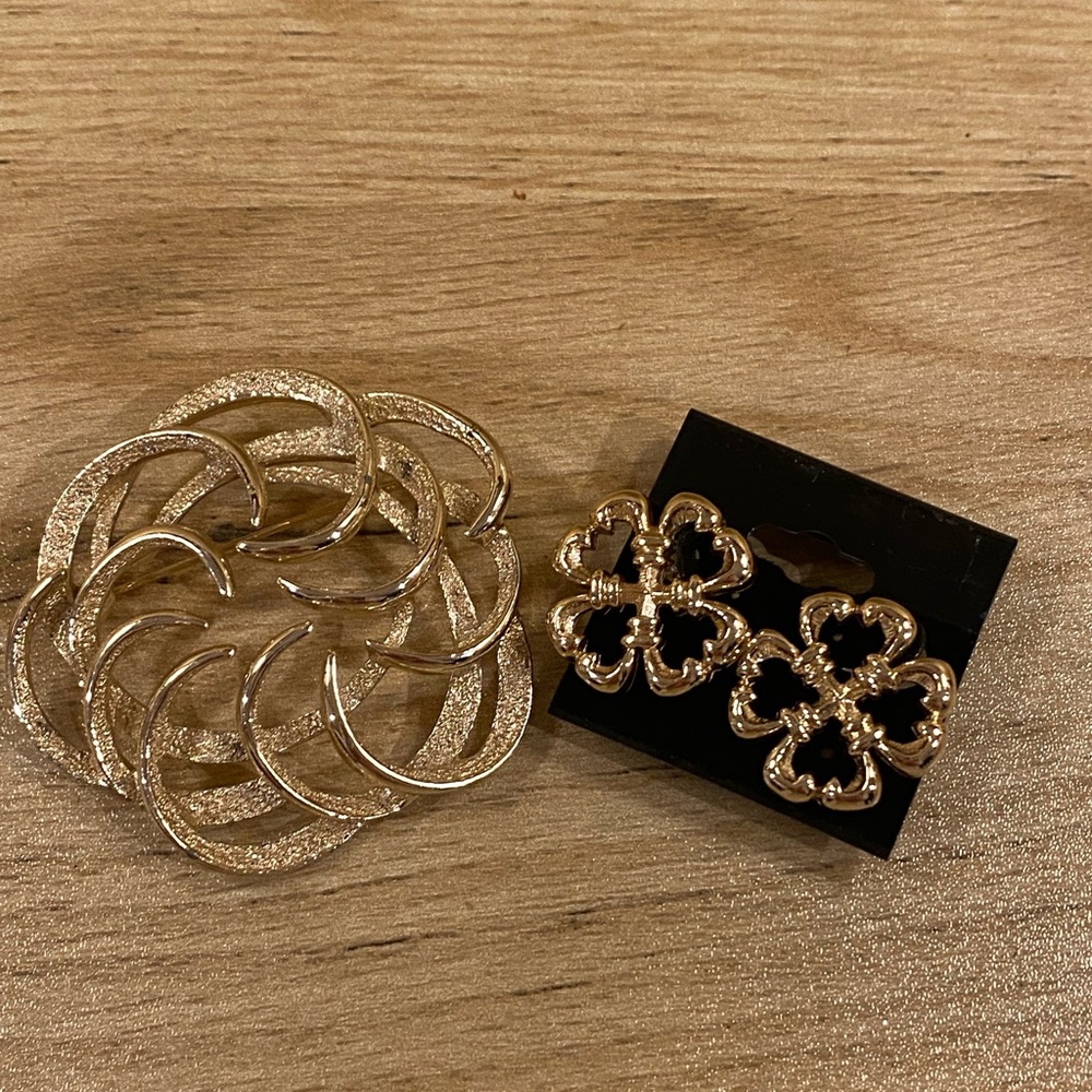 SARAH COVENTRY gold spiral brooch and 4 leaf clover CLIP ON  earring  Lot